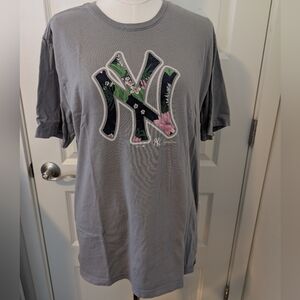 HURLEY x 47 New York Yankees Floral Logo Graphic Tee Gray and Pink Size Large